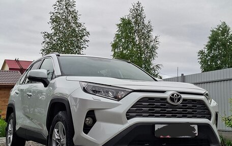Toyota RAV4, 2020 год, 2 810 000 рублей, 2 фотография