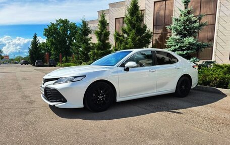 Toyota Camry, 2018 год, 2 390 000 рублей, 2 фотография
