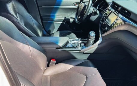 Toyota Camry, 2018 год, 2 390 000 рублей, 6 фотография
