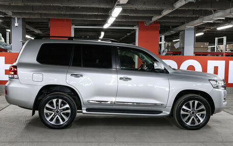 Toyota Land Cruiser 200, 2017 год, 5 779 000 рублей, 4 фотография