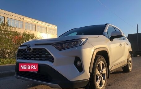 Toyota RAV4, 2020 год, 3 280 000 рублей, 7 фотография