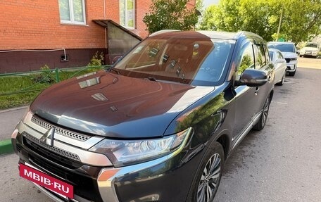 Mitsubishi Outlander III рестайлинг 3, 2020 год, 2 350 000 рублей, 3 фотография