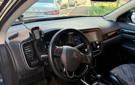 Mitsubishi Outlander III рестайлинг 3, 2020 год, 2 350 000 рублей, 6 фотография