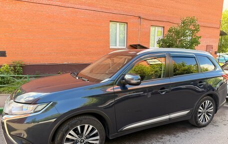 Mitsubishi Outlander III рестайлинг 3, 2020 год, 2 350 000 рублей, 4 фотография