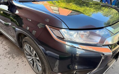 Mitsubishi Outlander III рестайлинг 3, 2020 год, 2 350 000 рублей, 5 фотография