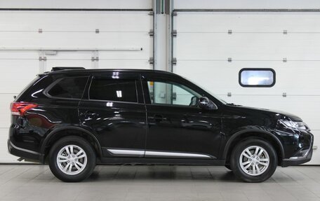 Mitsubishi Outlander III рестайлинг 3, 2021 год, 2 657 000 рублей, 4 фотография