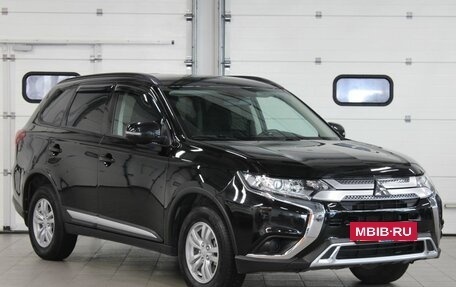 Mitsubishi Outlander III рестайлинг 3, 2021 год, 2 657 000 рублей, 3 фотография