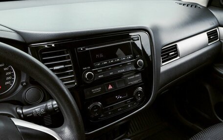 Mitsubishi Outlander III рестайлинг 3, 2018 год, 1 925 000 рублей, 10 фотография