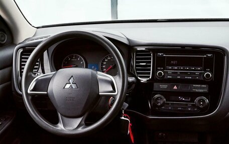 Mitsubishi Outlander III рестайлинг 3, 2018 год, 1 925 000 рублей, 17 фотография