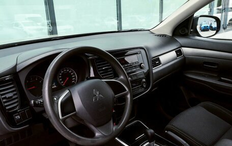 Mitsubishi Outlander III рестайлинг 3, 2018 год, 1 925 000 рублей, 13 фотография