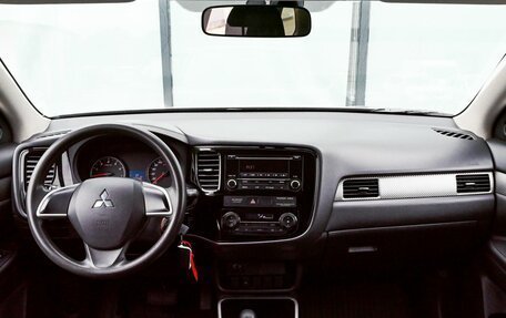 Mitsubishi Outlander III рестайлинг 3, 2018 год, 1 925 000 рублей, 16 фотография