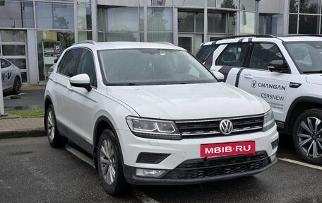 Volkswagen Tiguan II, 2017 год, 2 399 000 рублей, 2 фотография