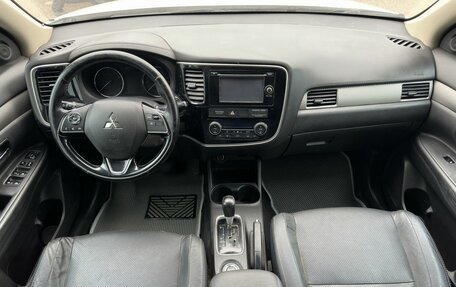 Mitsubishi Outlander III рестайлинг 3, 2015 год, 2 100 000 рублей, 10 фотография