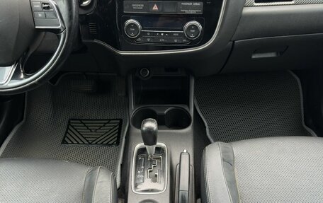 Mitsubishi Outlander III рестайлинг 3, 2015 год, 2 100 000 рублей, 11 фотография