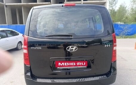 Hyundai H-1 II рестайлинг, 2017 год, 2 000 000 рублей, 2 фотография