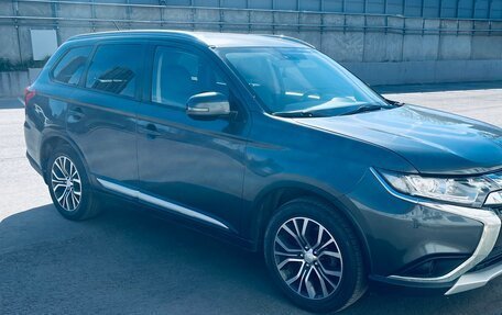 Mitsubishi Outlander III рестайлинг 3, 2015 год, 1 720 000 рублей, 2 фотография