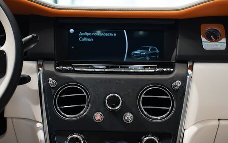 Rolls-Royce Cullinan, 2024 год, 37 000 000 рублей, 16 фотография