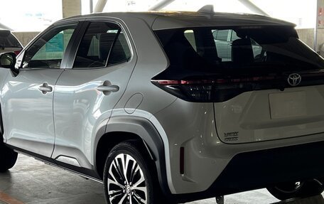 Toyota Yaris Cross, 2023 год, 1 620 000 рублей, 3 фотография