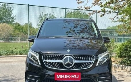 Mercedes-Benz V-Класс, 2023 год, 5 690 000 рублей, 2 фотография