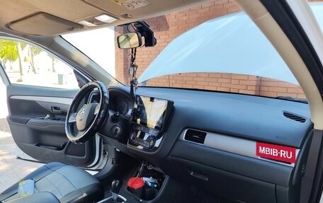 Mitsubishi Outlander III рестайлинг 3, 2014 год, 1 250 000 рублей, 11 фотография