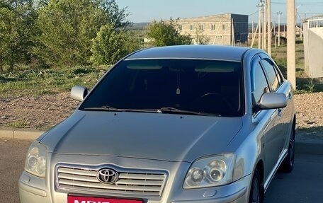 Toyota Avensis III рестайлинг, 2005 год, 500 000 рублей, 1 фотография