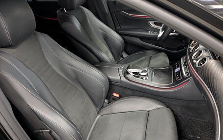 Mercedes-Benz E-Класс, 2019 год, 3 650 000 рублей, 24 фотография