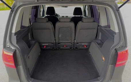 Volkswagen Touran III, 2011 год, 1 050 000 рублей, 23 фотография