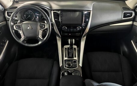 Mitsubishi Pajero Sport III рестайлинг, 2017 год, 2 750 000 рублей, 11 фотография