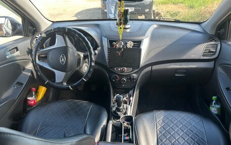 Hyundai Solaris II рестайлинг, 2011 год, 885 000 рублей, 4 фотография