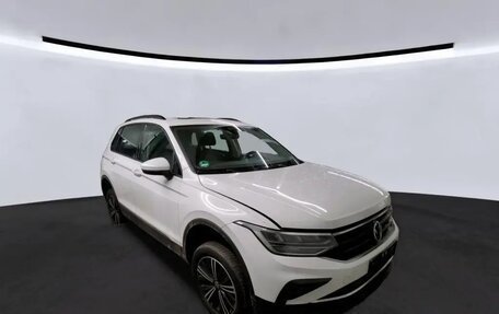 Volkswagen Tiguan II, 2022 год, 2 282 000 рублей, 3 фотография