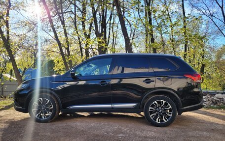 Mitsubishi Outlander III рестайлинг 3, 2020 год, 2 550 000 рублей, 4 фотография