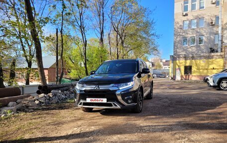 Mitsubishi Outlander III рестайлинг 3, 2020 год, 2 550 000 рублей, 3 фотография