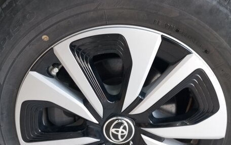 Toyota Prius IV XW50, 2017 год, 2 245 000 рублей, 10 фотография