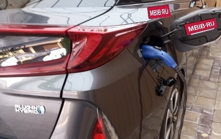 Toyota Prius IV XW50, 2017 год, 2 245 000 рублей, 2 фотография