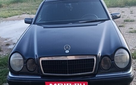 Mercedes-Benz E-Класс, 1995 год, 450 000 рублей, 2 фотография
