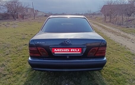 Mercedes-Benz E-Класс, 1995 год, 450 000 рублей, 4 фотография