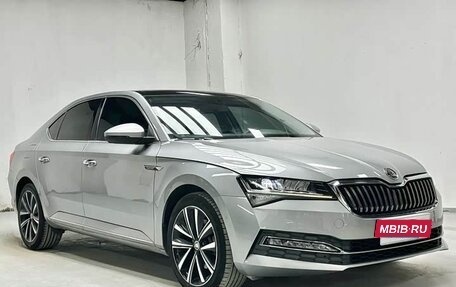 Skoda Superb III рестайлинг, 2021 год, 1 890 000 рублей, 2 фотография