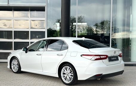 Toyota Camry, 2020 год, 3 300 000 рублей, 2 фотография