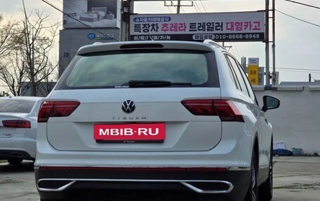 Volkswagen Tiguan II, 2021 год, 2 295 000 рублей, 2 фотография
