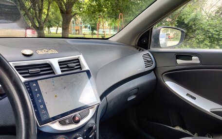 Hyundai Solaris II рестайлинг, 2011 год, 700 000 рублей, 6 фотография