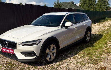 Volvo V60 Cross Country II, 2021 год, 3 690 000 рублей, 2 фотография