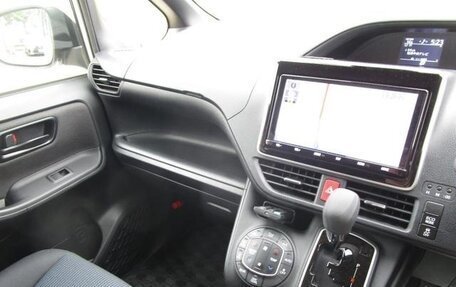 Toyota Noah III, 2021 год, 2 020 000 рублей, 10 фотография