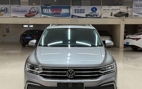 Volkswagen Tiguan II, 2022 год, 2 365 000 рублей, 1 фотография