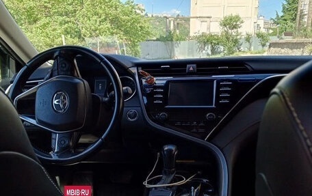 Toyota Camry, 2018 год, 2 395 000 рублей, 2 фотография