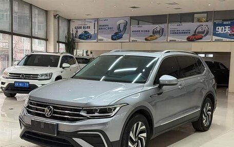 Volkswagen Tiguan II, 2022 год, 2 365 000 рублей, 2 фотография