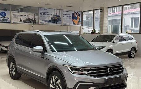 Volkswagen Tiguan II, 2022 год, 2 365 000 рублей, 3 фотография