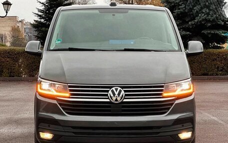 Volkswagen Caravelle T6 рестайлинг, 2022 год, 3 500 000 рублей, 3 фотография