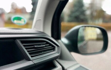 Volkswagen Caravelle T6 рестайлинг, 2022 год, 3 500 000 рублей, 20 фотография