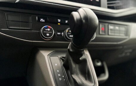 Volkswagen Caravelle T6 рестайлинг, 2022 год, 3 500 000 рублей, 21 фотография