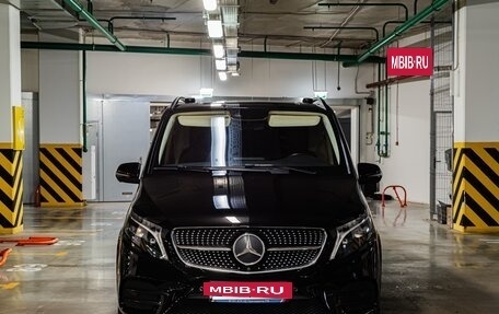 Mercedes-Benz V-Класс, 2023 год, 23 000 000 рублей, 2 фотография